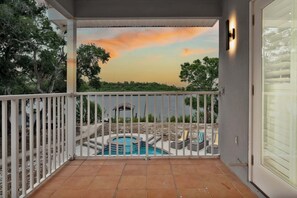 Property grounds - Spacious villa w/ heated pool & game room (Tampa)