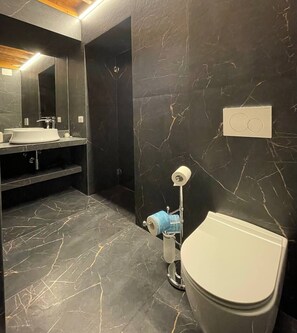 Habitación Deluxe con 1 cama doble o 2 individuales | Baño | Artículos de higiene personal gratuitos, secador de pelo y toallas