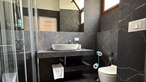 A modern bathroom with a glass shower enclosure, a marble sink, and a toilet. - Residenza la Scala (Florence)