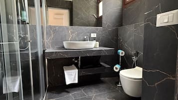 Phòng đôi hoặc 2 giường đơn phong cách cổ điển | Phòng tắm | Đồ dùng nhà tắm miễn phí, máy sấy tóc, khăn tắm, xà phòng