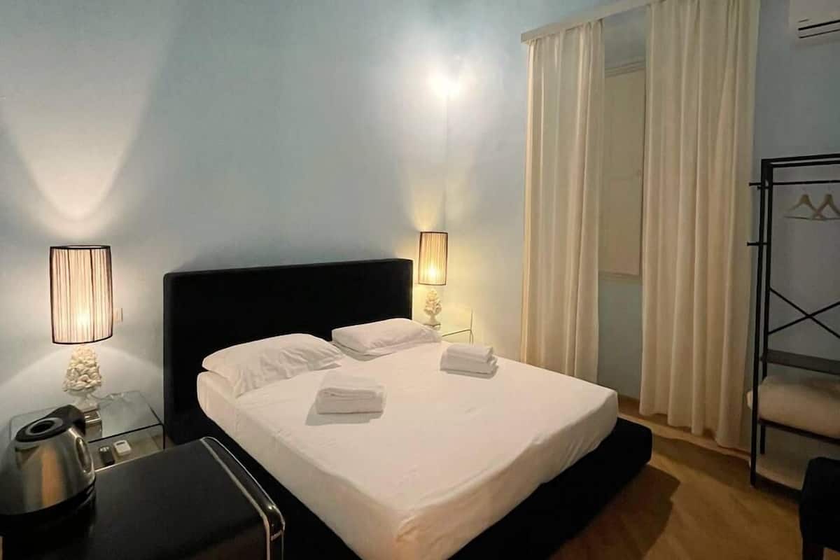 Phòng đôi hoặc 2 giường đơn Deluxe | Phòng tắm | Đồ dùng nhà tắm miễn phí, máy sấy tóc, khăn tắm, xà phòng