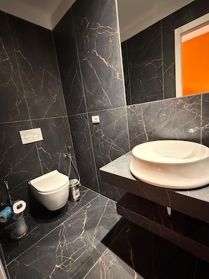 Classic-Doppel- oder -Zweibettzimmer | Badezimmer | Kostenlose Toilettenartikel, Haartrockner, Handtücher, Seife