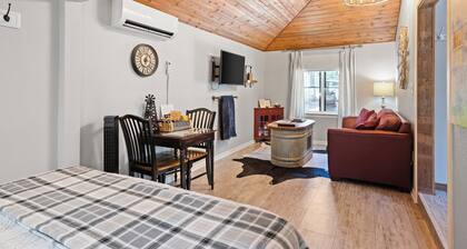 Private Hot Tub - 1.4 miles to Main Street - 5 minute drive.