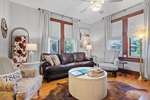 Smart TV - Private Hot Tub - 1.4 miles to Main Street, 5 minute drive. (Fredericksburg)