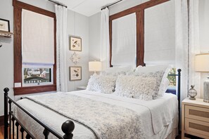 2 bedrooms, free WiFi, bed sheets - Private Hot Tub - 1.4 miles to Main Street, 5 minute drive. (Fredericksburg)