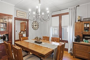 Dining - Private Hot Tub - 1.4 miles to Main Street, 5 minute drive. (Fredericksburg)