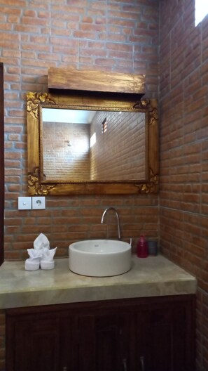 Serviettes fournies, savon, papier de toilette