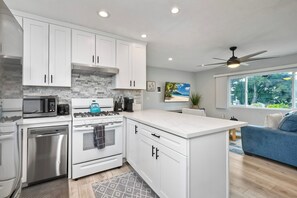 Réfrigérateur, four à micro-ondes, un four, surface de cuisson