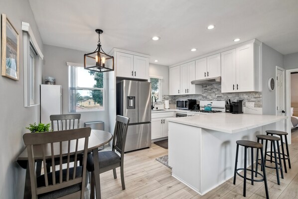 Réfrigérateur, four à micro-ondes, un four, surface de cuisson