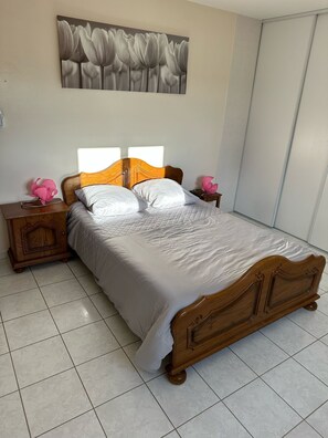 4 bedrooms, iron/ironing board, WiFi, bed sheets
