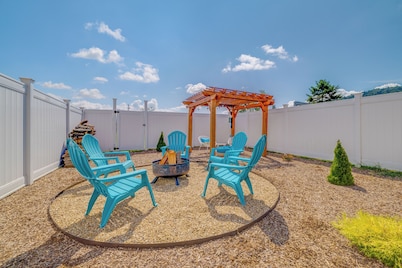 STYLISH CONDO, sleeps 6, private fenced in back yard with pergola and fire pit.