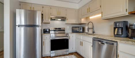Frigorífico, microondas, horno y placa de cocina