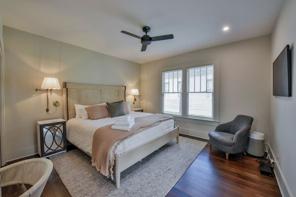 3 habitaciones, tabla de planchar con plancha, wifi y ropa de cama 