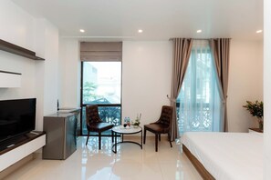 Superior Room, City View | Desk, laptop workspace, free WiFi, bed sheets - TQ Helios Hotel & Apartment (Hai Phong)