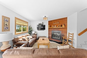 TV, fireplace, books - Unbeatable Views & Cozy Vibes – 3 Ski Resorts Just a Short Drive Away! (Silverthorne)