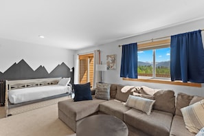 Fernseher, Kamin, Bücher