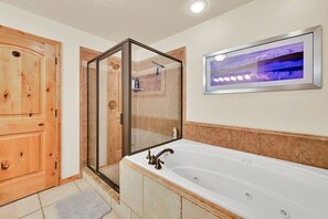 Een douche, een bubbelbad, een haardroger, handdoeken