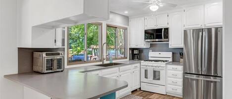 ثلاجة، ميكروويف، فرن، موقد طهي مسطح