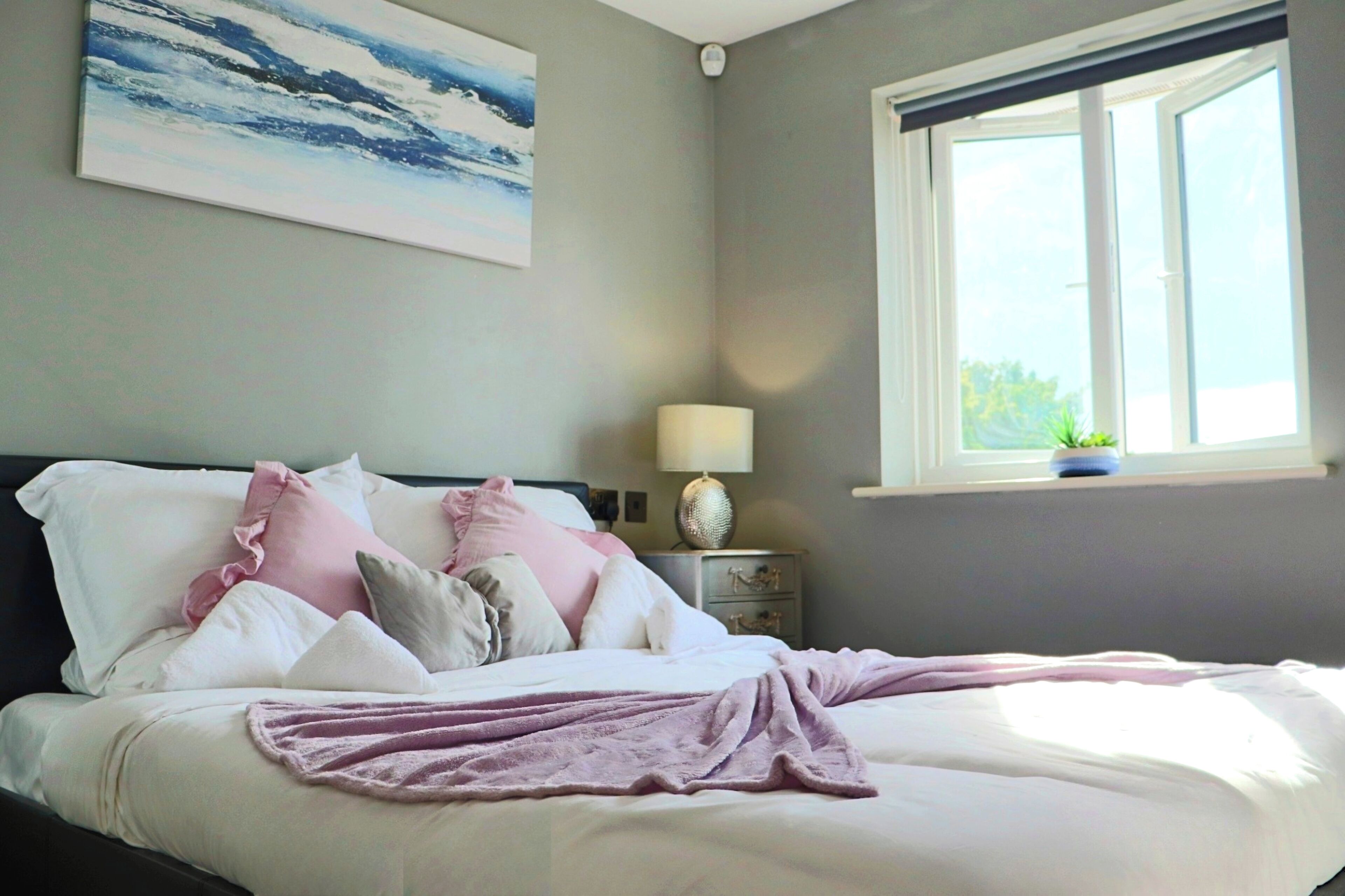 3 sovrum, skrivbord, strykjärn/strykbräda och resesäng