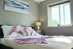 3 bedrooms, desk, iron/ironing board, travel crib