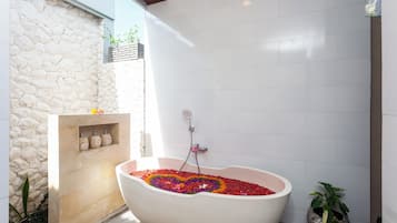Deluxe Villa, 1 King Bed, Private Pool, Garden View | Bathroom
