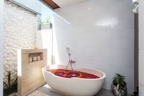 ดีลักซ์วิลล่า, เตียงคิงไซส์ 1 เตียง, สระว่ายน้ำส่วนตัว, วิวสวน | ห้องน้ำ