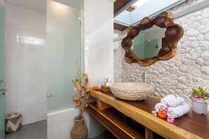 Villa Deluxe, 1 cama de matrimonio grande, piscina privada, vistas al jardín | Baño