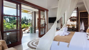 Vila luxo, 1 cama King, piscina particular, vista para o jardim | Cofres nos quartos, ferros/tábuas de passar roupa, Wi-Fi de cortesia