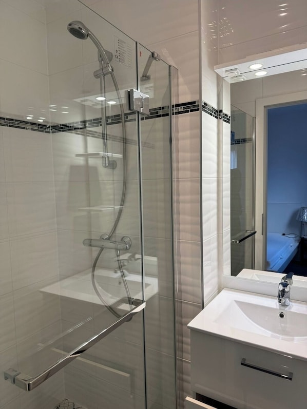 Douche, sĂšche-cheveux, serviettes fournies, papier toilette