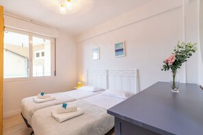 3 habitaciones, tabla de planchar con plancha, wifi y ropa de cama