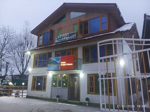Front of property - Hotel Bright Palace (Pahalgam)