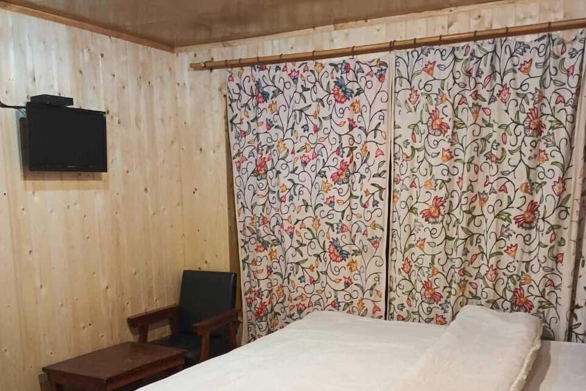 Deluxe Double Room, Mountain View | Free WiFi