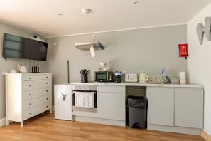 Frigorífico, microondas, horno y placa de cocina