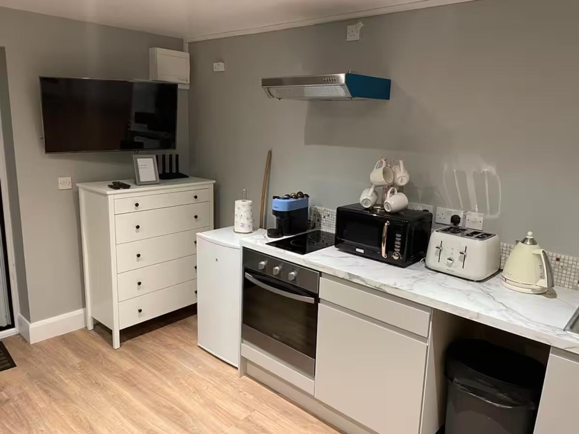 Réfrigérateur, micro-ondes, four, plaque de cuisson