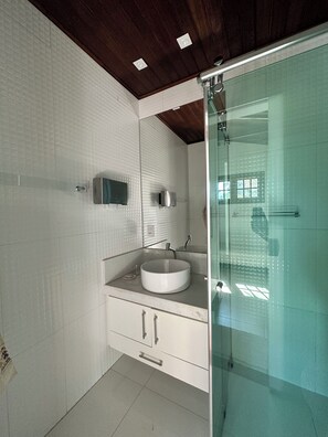 Toallas, jabón, papel de baño 