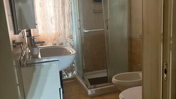 Doccia, asciugacapelli, bidet, asciugamani