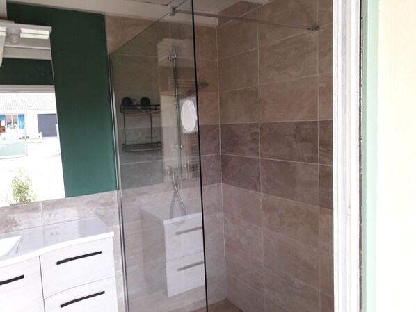 Shower, hair dryer - Detached house, 6 people, 3 bedrooms, 100 m2, Saint-Cécile (Camiers)
