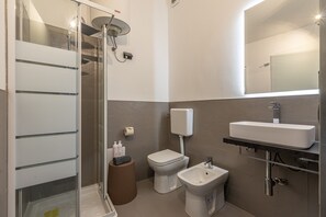 Douche, sèche-cheveux, serviettes fournies, savon