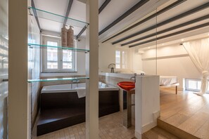 Dusj, hårføner, håndklær og såpe
