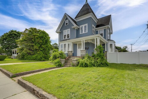 5 Mi to Beaches: Historic Apartment in Westerly!