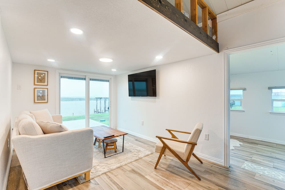 Seabreeze Retreat: Waterfront Home Near Sargent - Sargent, TX