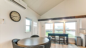 Une cuisine moderne avec une table en bois, des chaises et une cuisinière encastrée.