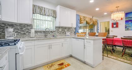 < 3 Mi to Hard Rock Stadium: Miami Home w/ Sunroom