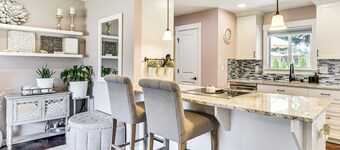 7 Mi to Vancouver Waterfront: Sleek Home w/ Yard!