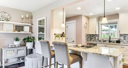 7 Mi to Vancouver Waterfront: Sleek Home w/ Yard!