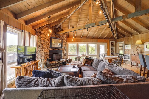 8 Mi to Ski Slopes! Hot Tub Haven in Seven Devils