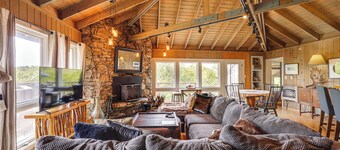 8 Mi to Ski Slopes! Hot Tub Haven in Seven Devils