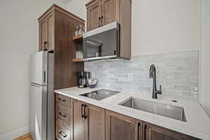 Geladeira, micro-ondas, cooktop, cafeteira/chaleira