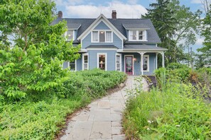 House (5 Bedrooms) | Interior - 2 Mi to Chardon Square: Spacious Farmhouse (Chardon)