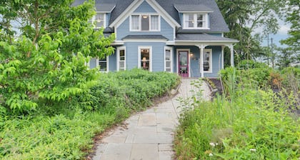 2 Mi to Chardon Square: Spacious Farmhouse